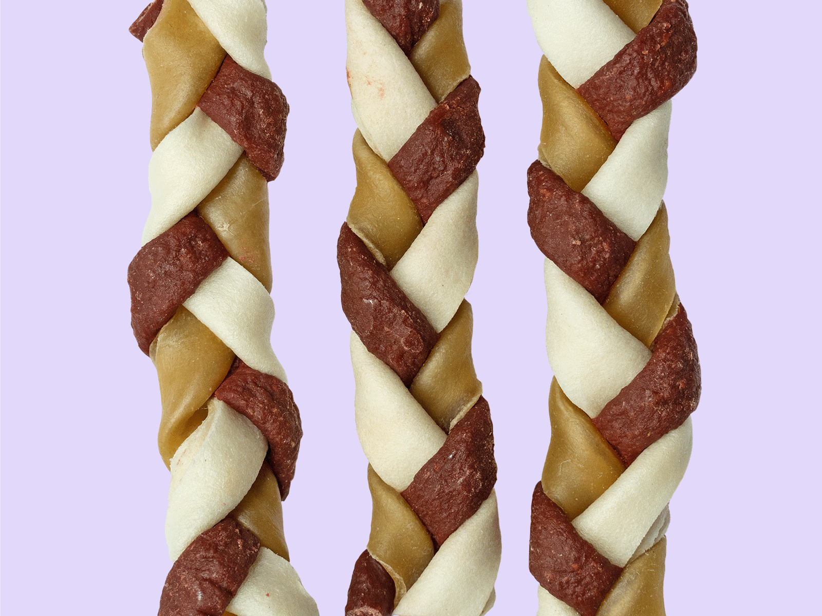Braaaf Rawhide Snacks Braids Small uitgestald – drie gevlochten hondenkauwsnacks van rund op lila achtergrond