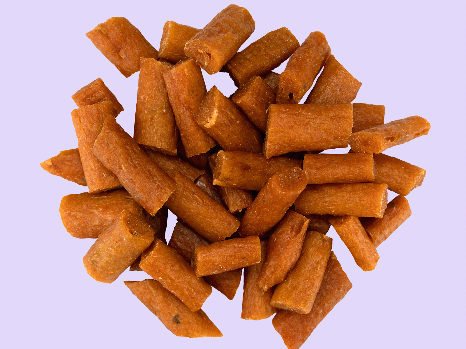 Braaaf Soft Snacks Zalmsticks met pompoen en selderij uitgestald – zachte hondensnacks van zalm op lila achtergrond