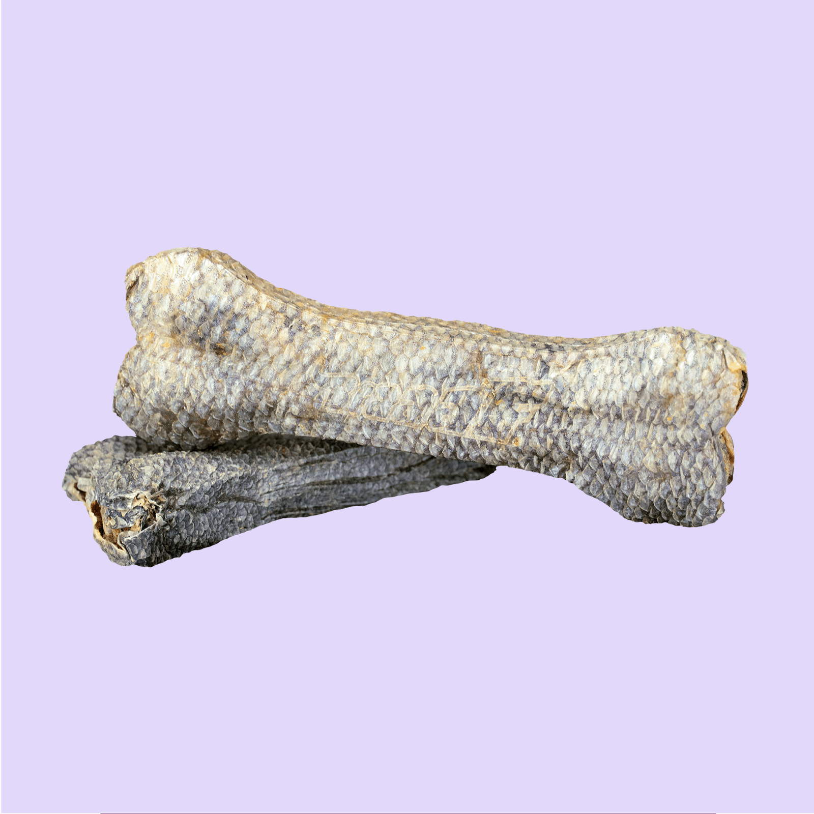 Braaaf Seafood Snacks Geperst Been Zalm uitgestald 2 stuks – hypoallergene hondensnacks van 100% zalmhuid op lila achtergrond