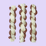 Braaaf Rawhide Snacks Braids Double uitgestald – drie dubbel gevlochten hondenkauwsnacks van rund op lila achtergrond