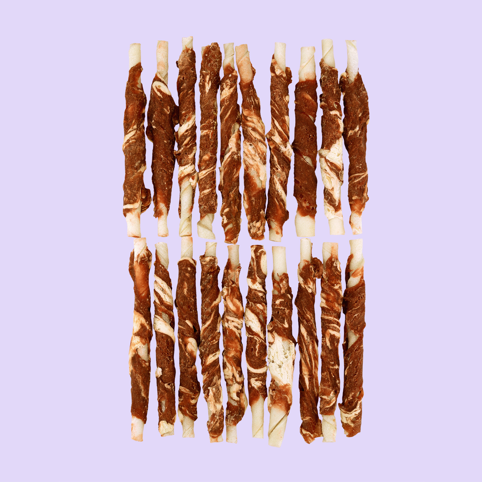 Braaaf gedroogde snacks roll sticks rund 20 stuks uitgestald – hondenkauwsnacks van runderhuid en kabeljauw op lila achtergrond