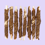 Braaaf rawhide snacks roll sticks lam uitgestald 8 stuks – hondenkauwsnacks met lamsvlees op lila achtergrond