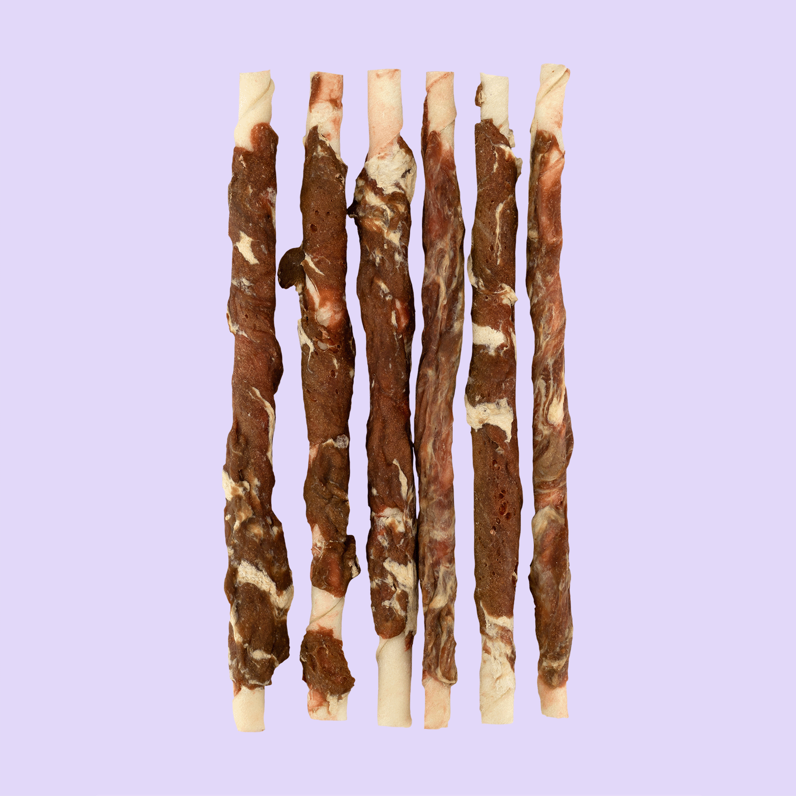 Braaaf gedroogde snacks twister rund 6 stuks uitgestald – hondenkauwsnacks van runderhuid, rundervlees en kabeljauw op lila achtergrond