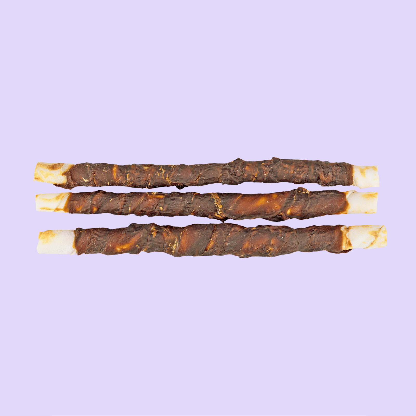 Braaaf Rawhide Snacks Twister Duck 3 stuks uitgestald – uitdagende hondenkauwsnacks van runderhuid en eend op lila achtergrond
