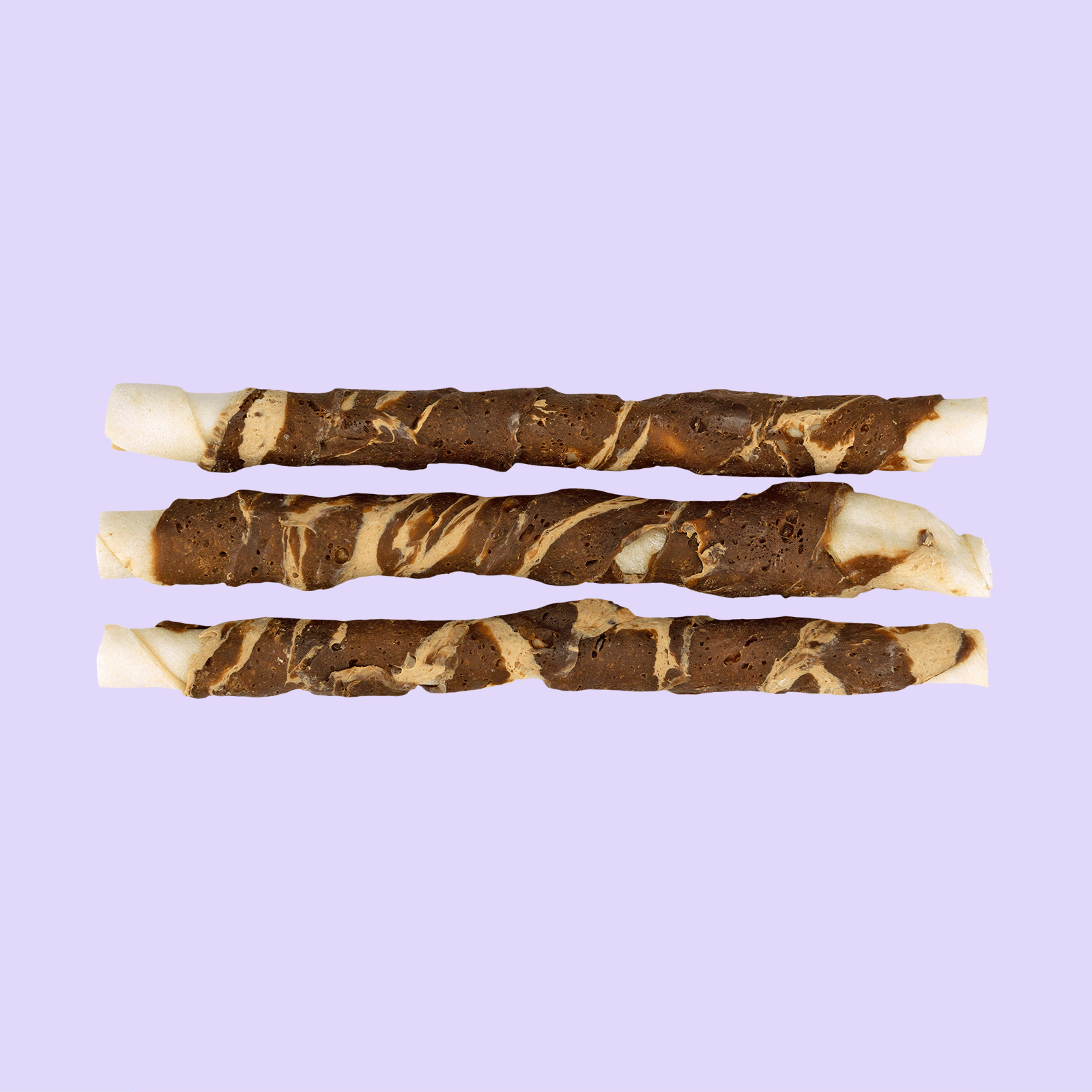 Braaaf gedroogde snacks twister lam 3 stuks uitgestald – stevige hondenkauwsnacks van runderhuid en lamsvlees op lila achtergrond