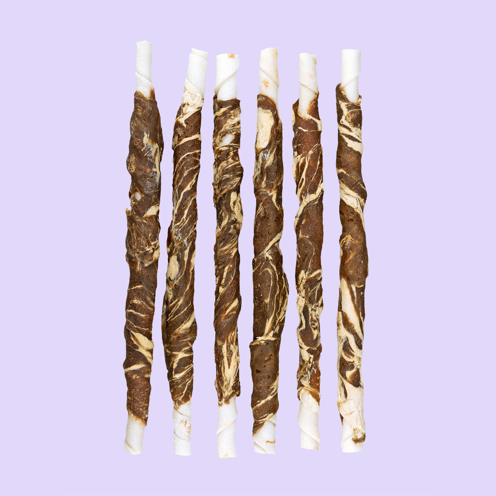 Braaaf rawhide snacks twister lam 6 stuks uitgestald – hondenkauwsnacks van runderhuid en lamsvlees op lila achtergrond
