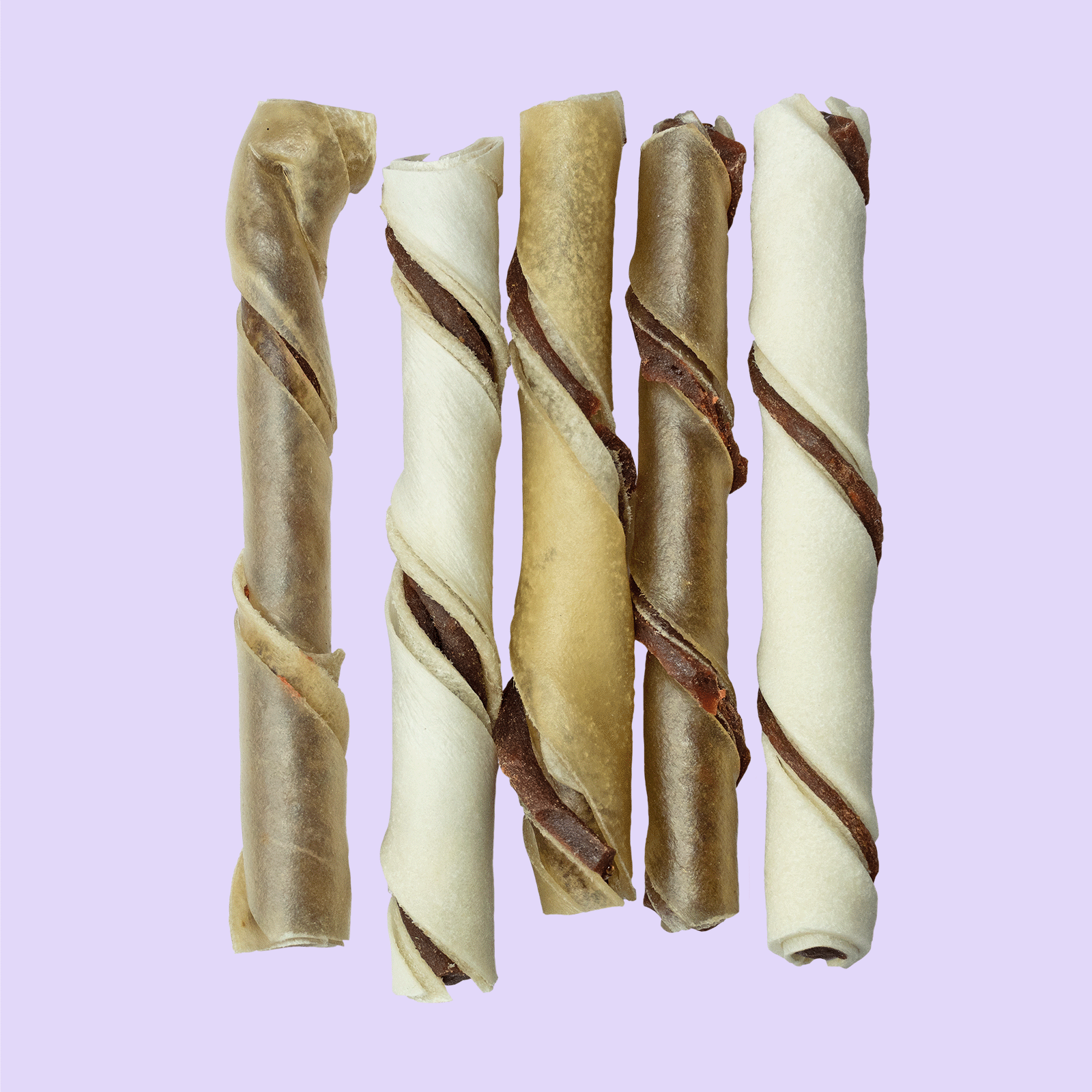 Braaaf Rawhide Snacks Twister Roll uitgestald – vijf gedraaide hondenkauwsnacks van rund op lila achtergrond