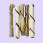 Braaaf Rawhide Snacks Twister Roll uitgestald – vijf gedraaide hondenkauwsnacks van rund op lila achtergrond