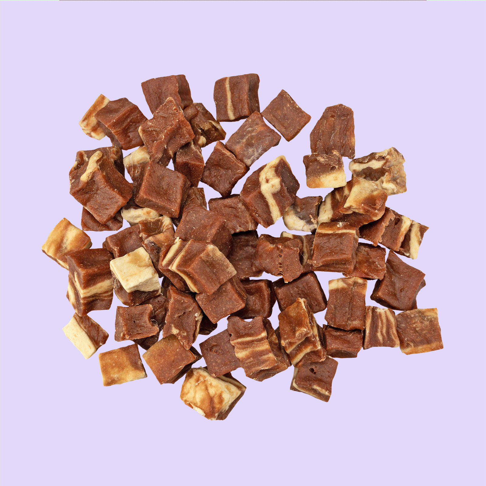 Braaaf Soft Snacks Rundvleesblokjes uitgestald – zachte trainingssnacks voor honden van rundvlees op lila achtergrond