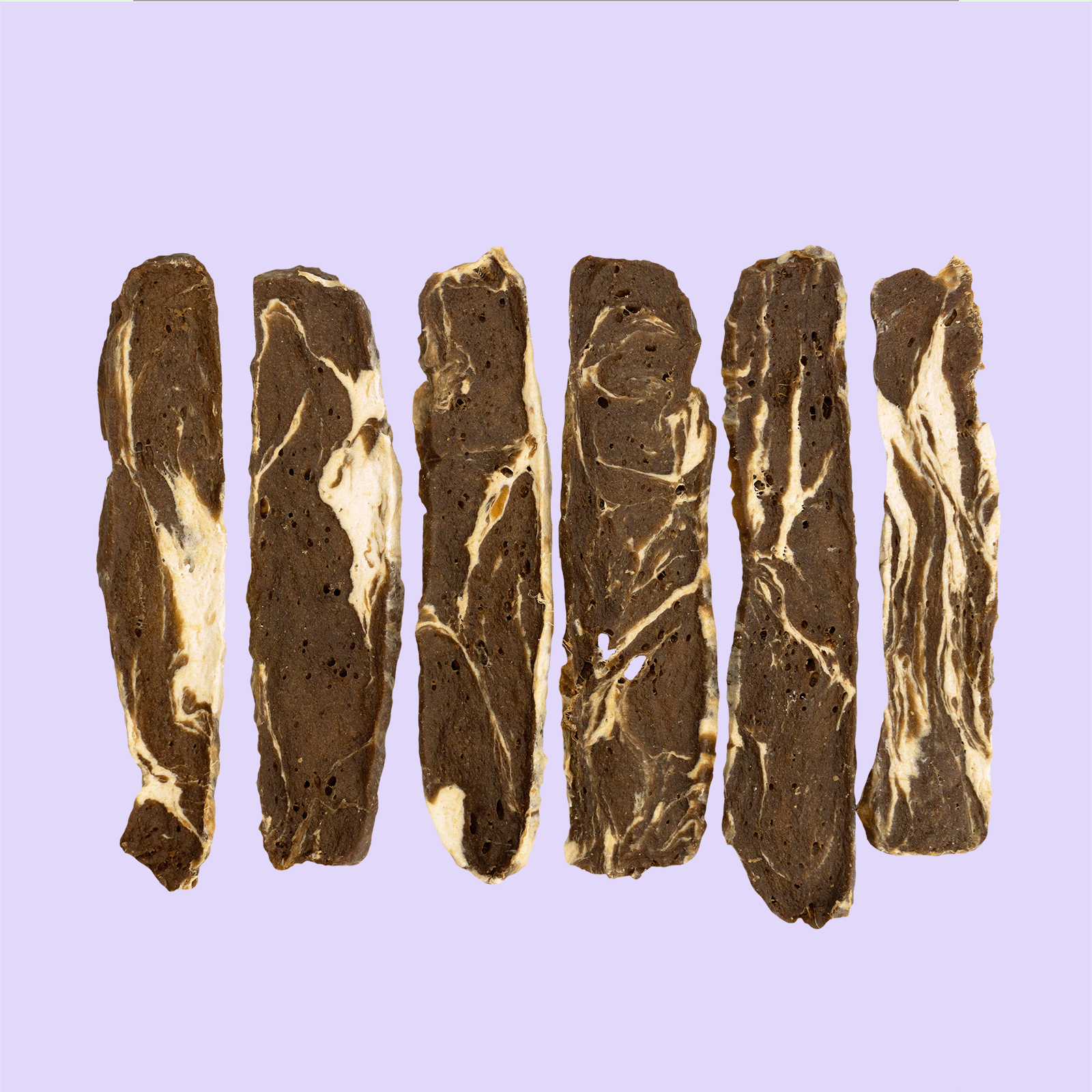 Braaaf Soft Snacks Lamsfilets 6 stuks uitgestald – zachte hondensnacks van lam op lila achtergrond