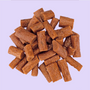 Braaaf Soft Snacks Tonijnsticks met pompoen en selderij uitgestald – zachte hondensnacks van tonijn op lila achtergrond