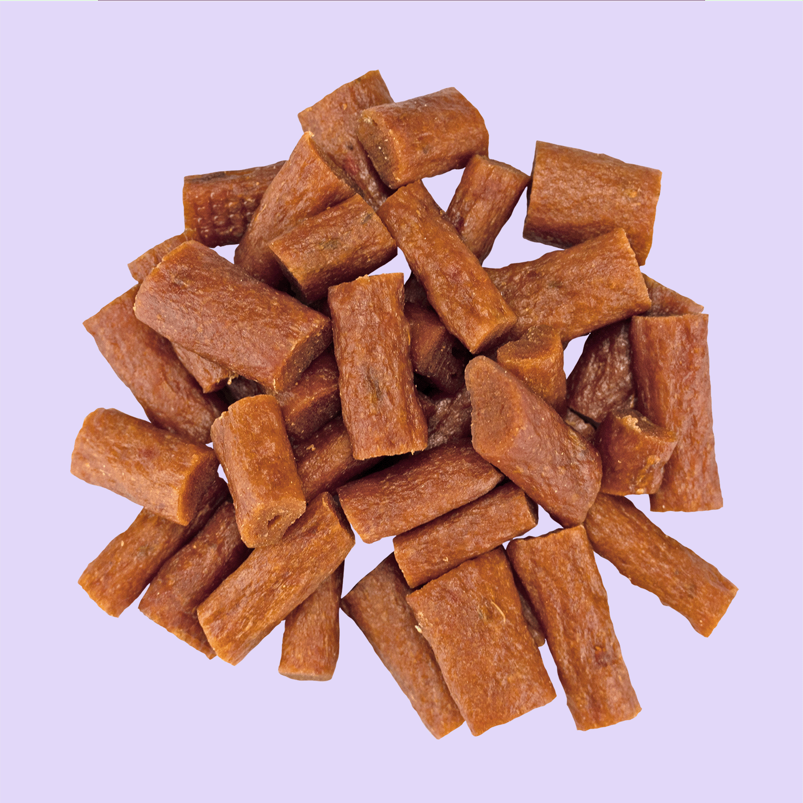 Braaaf Soft Snacks Tonijnsticks met pompoen en selderij uitgestald – zachte hondensnacks van tonijn op lila achtergrond