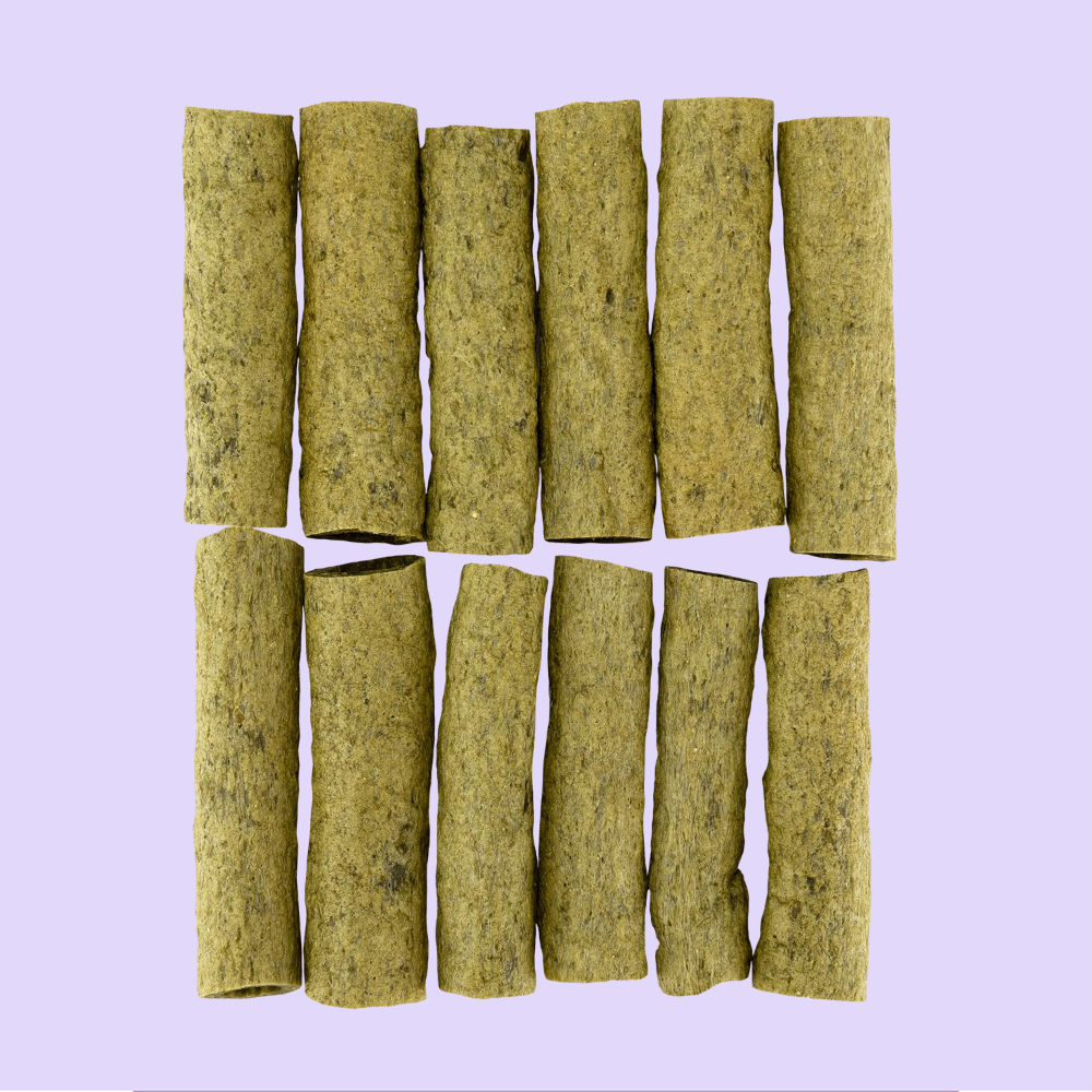 Braaaf Spinazie Sticks – twaalf groene, vegan hondensnacks op lila achtergrond