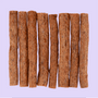 Braaaf vegan snacks bieten sticks uitgestald 12cm, 8 stuks – graanvrije, vegan hondensnacks met rode biet op lila achtergrond