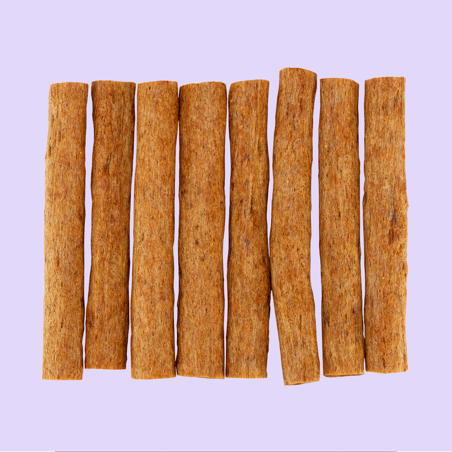 Braaaf vegan snacks pompoen sticks 12cm uitgestald 8 stuks – graanvrije, vegan hondensnacks met pompoen op lila achtergrond