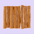 Braaaf vegan snacks pompoen sticks 12cm uitgestald 8 stuks – graanvrije, vegan hondensnacks met pompoen op lila achtergrond