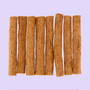 Braaaf vegan snacks pompoen sticks 12cm uitgestald 8 stuks – graanvrije, vegan hondensnacks met pompoen op lila achtergrond