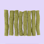 Braaaf vegan snacks spinazie sticks uitgestald 8 stuks, 12cm – graanvrije, vegan hondensnacks met spinazie op lila achtergrond